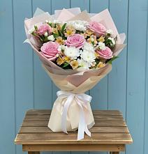 Букет цветов из:  Гвоздики, Орхидеи и Розы в Красногородске