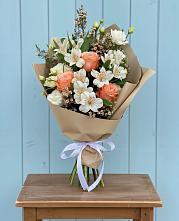 Букет цветов из:  Альстромерии, Лизиантусы, Розы и Хризантемы в Красногородске