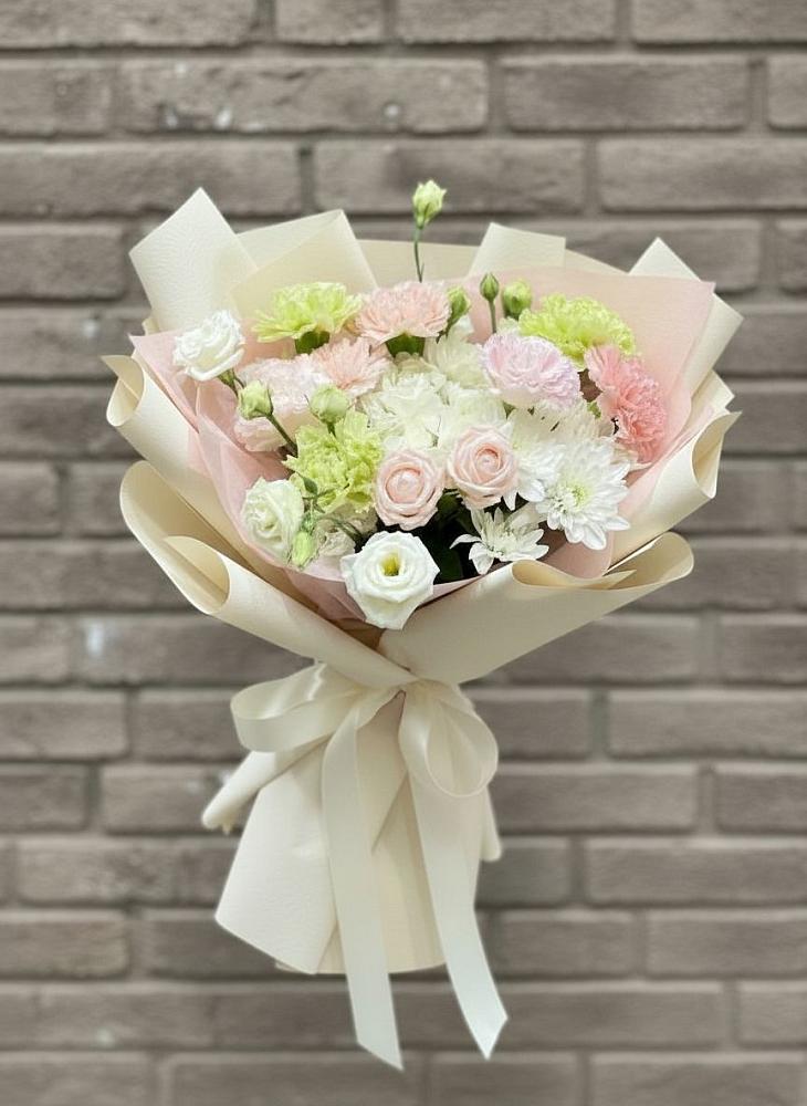 Букет цветов из: Гвоздики, Розы, Лизиантусы и Хризантемы в Красногородске