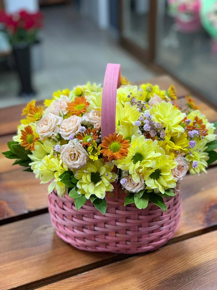 Цветочная композиция из Хризантемы и Розы в корзине в Красногородске
