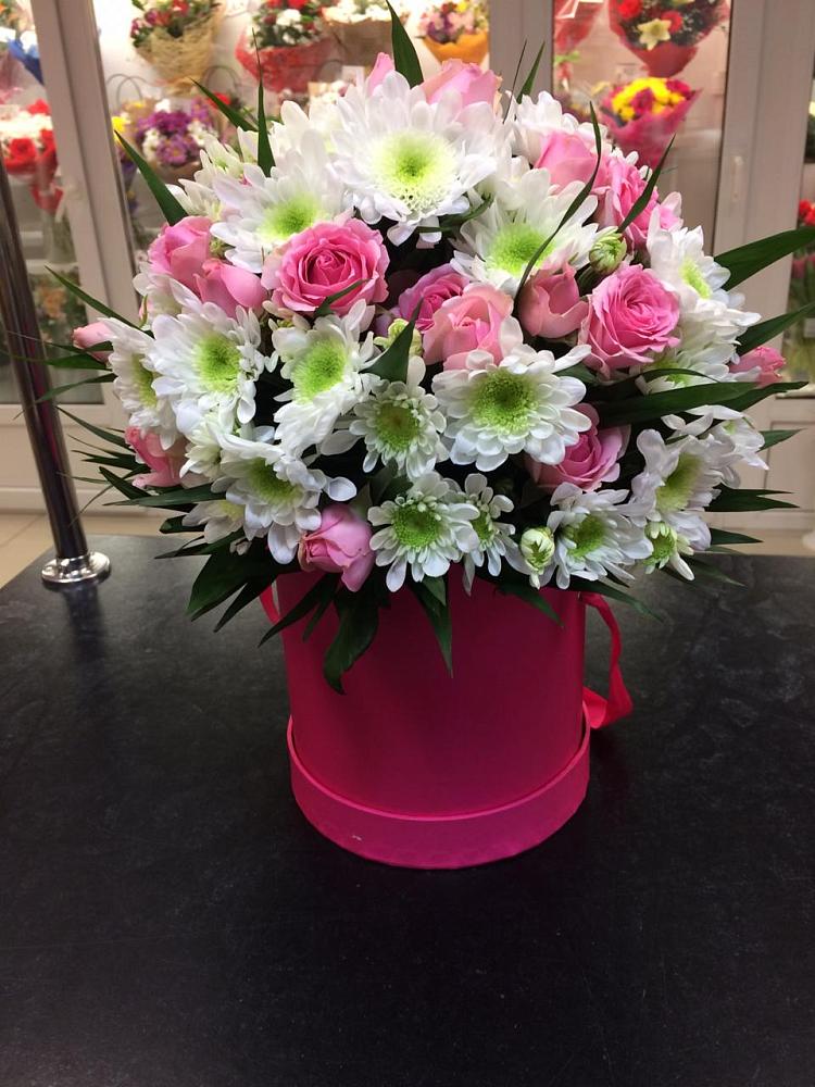 Цветочная композиция из Розы и Хризантемы в шляпной коробке в Красногородске