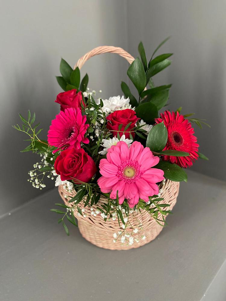 Цветочная композиция из Розы, Хризантемы и Герберы в корзине в Красногородске