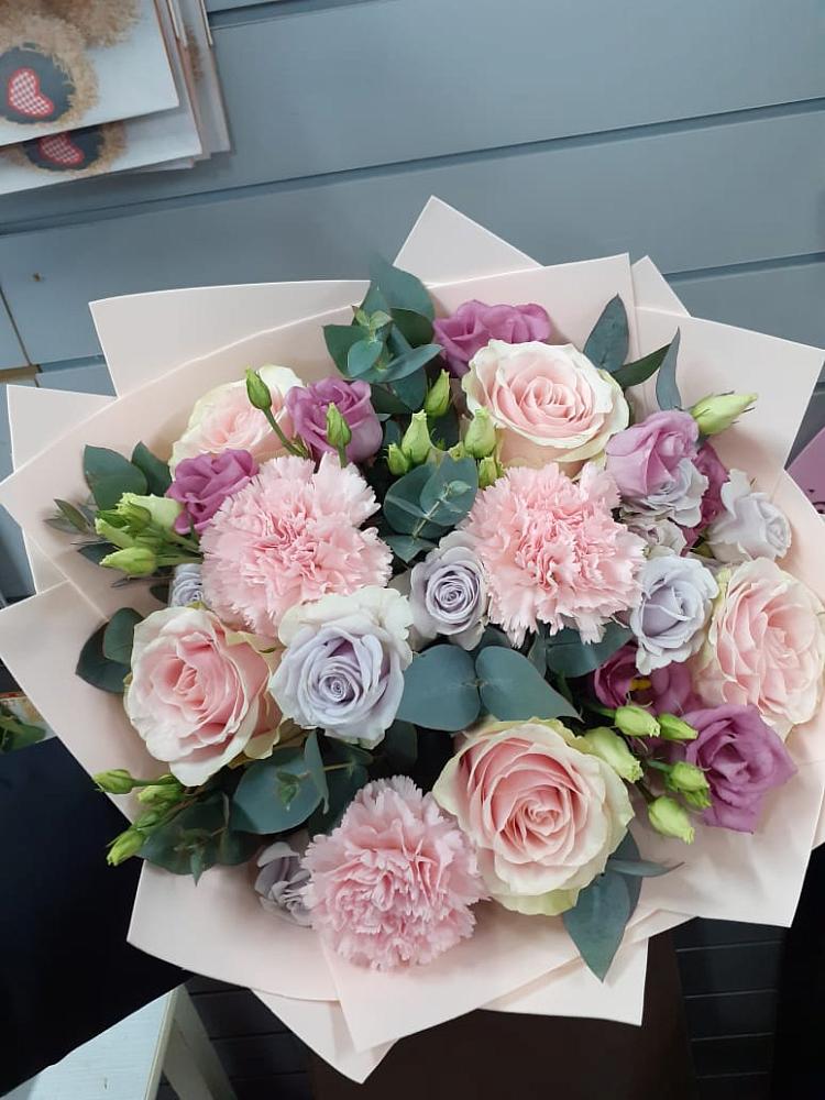 Букет цветов из: Розы, Гвоздики и Лизиантусы в Красногородске