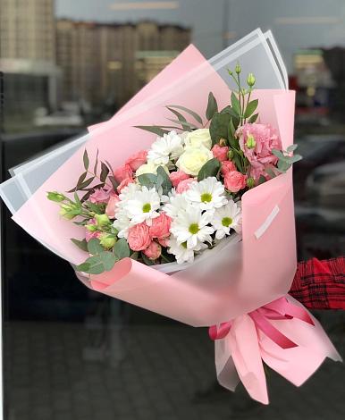Букет цветов из: Розы, Лизиантусы и Хризантемы в Красногородске