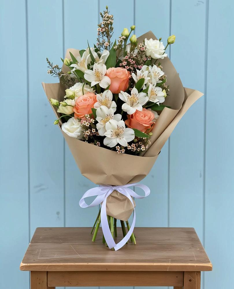 Букет цветов из: Альстромерии, Лизиантусы, Розы и Хризантемы в Красногородске