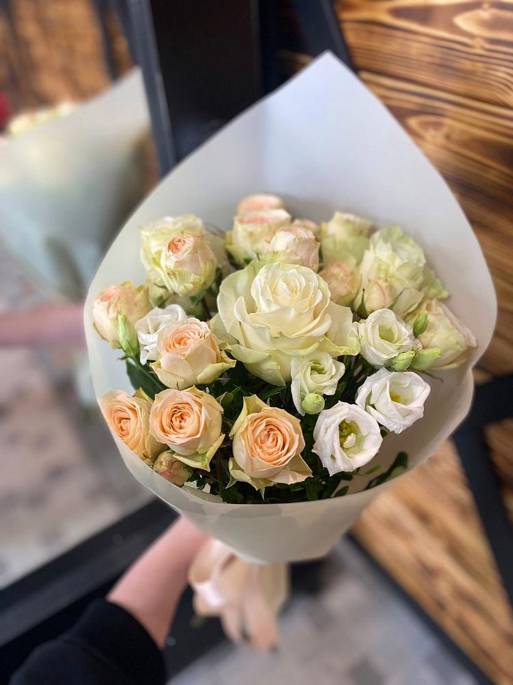 Букет цветов из: Розы и Лизиантусы в Красногородске